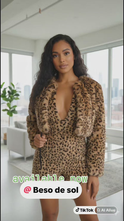 Soft Faux Fur Short Coat – Luxury holidays Elegance- Abrigo corto de piel suave estilo lujo